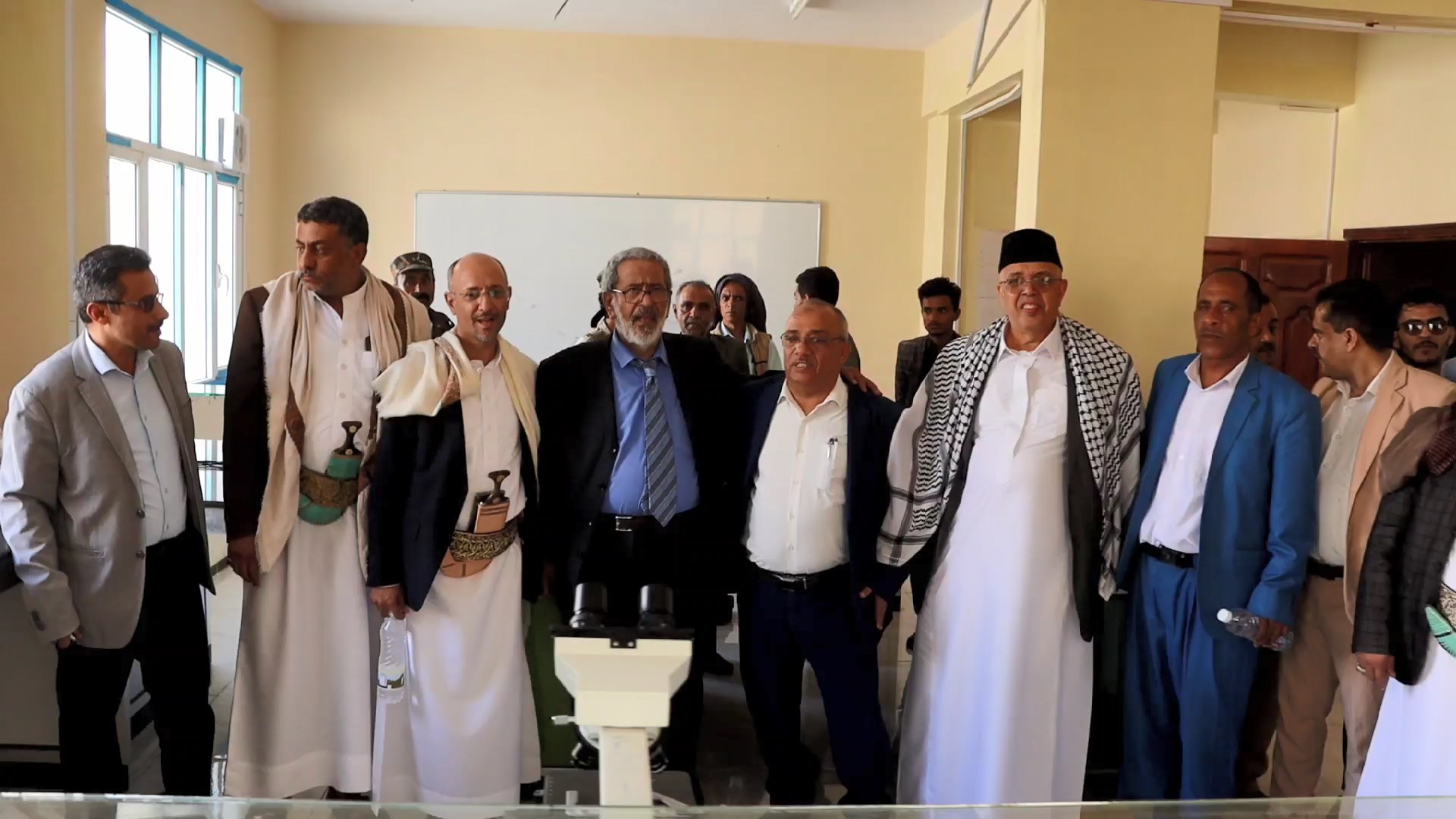 فريق المجلس الطبي يزور محافظة حجة ويطلع على مدى جاهزية الجامعة لإجراء امتحانات الكفاءة 